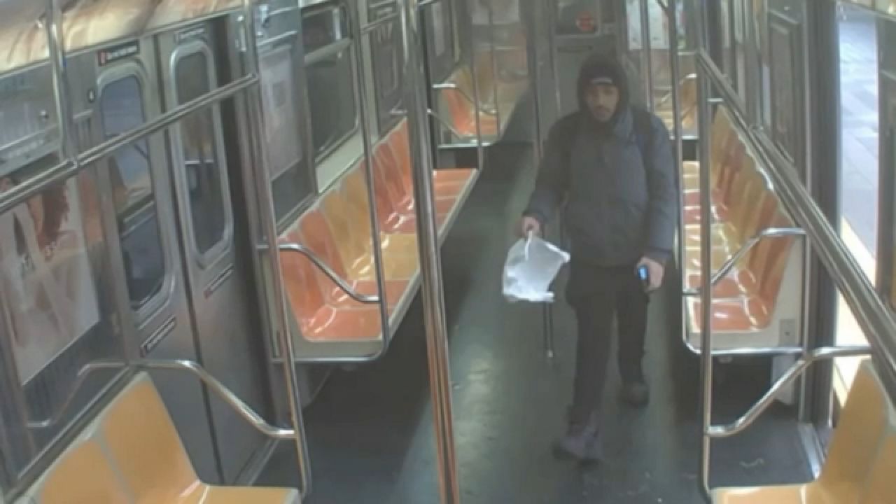 Toma de una cámara de seguridad en la que supuestamente aparece el adolescente, en el interior de un vagón del metro.