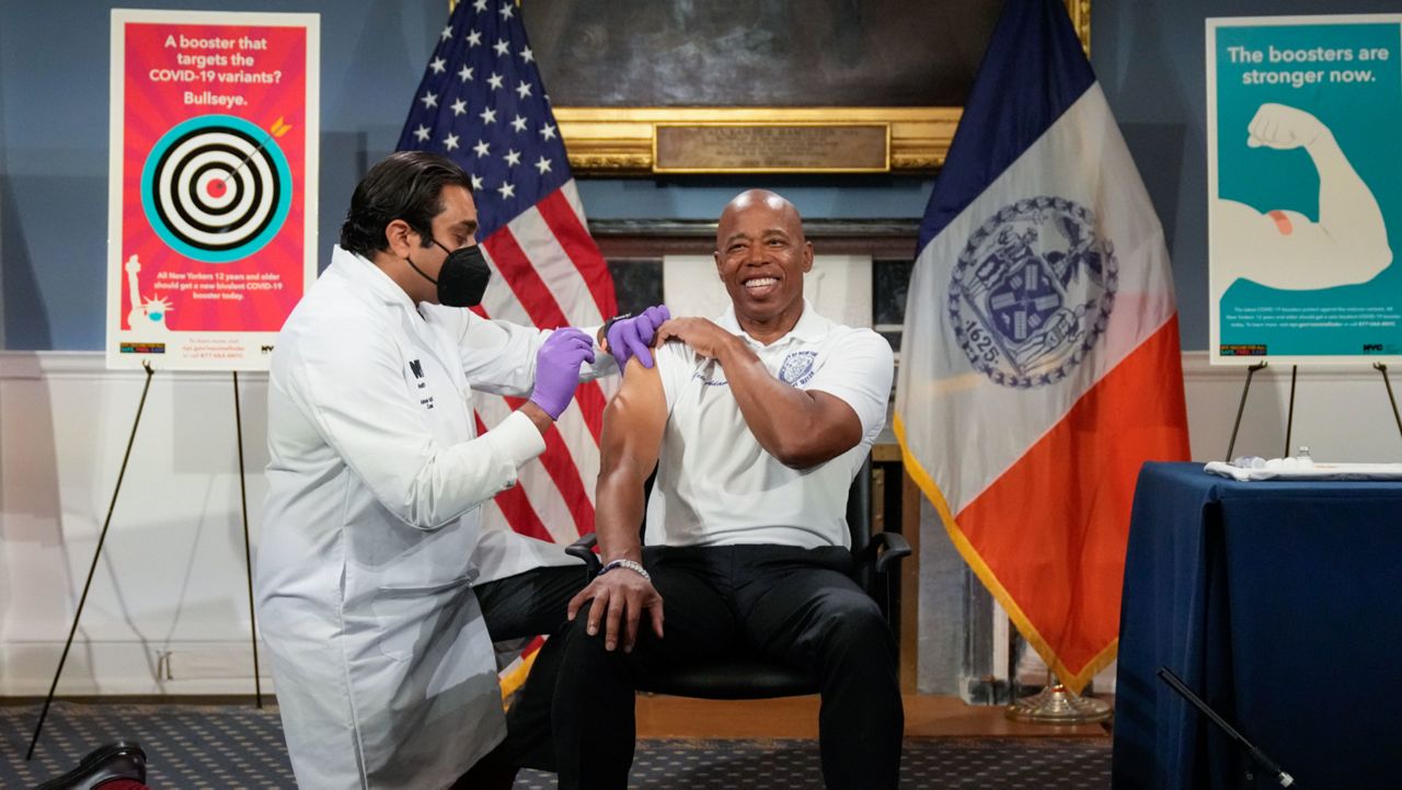 Health Commissioner Dr. Ashwin Vasan administered a bivalent booster vaccination to Mayor Eric Adams on Sept. 20, 2022. (Michael Appleton/Mayoral Photography Office)