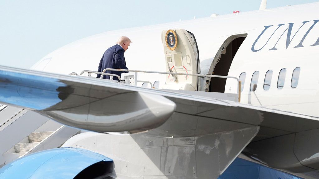  El presidente Donald Trump abordando el Air Force One en el Aeropuerto Internacional de Palm Beach. Archivo
