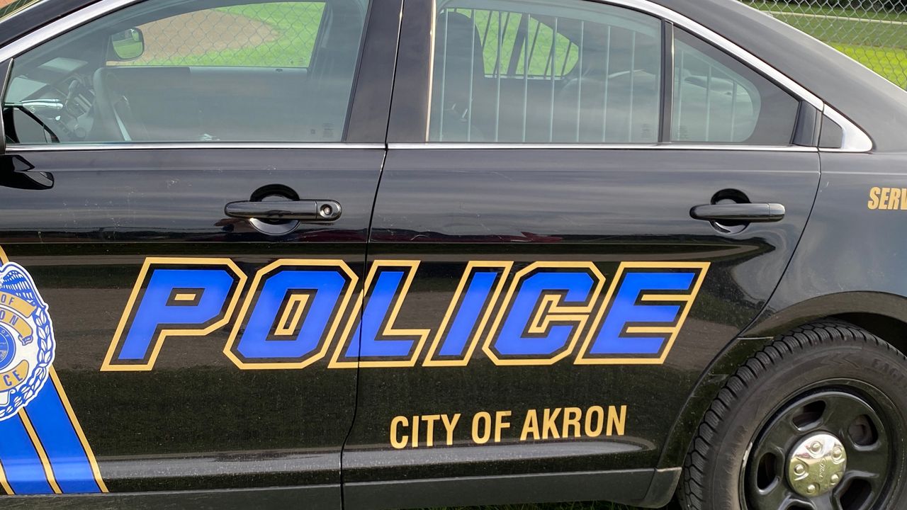 The new Akron PD app facilitates two-way dialogue with officers while enabling the resident to remain anonymous. 