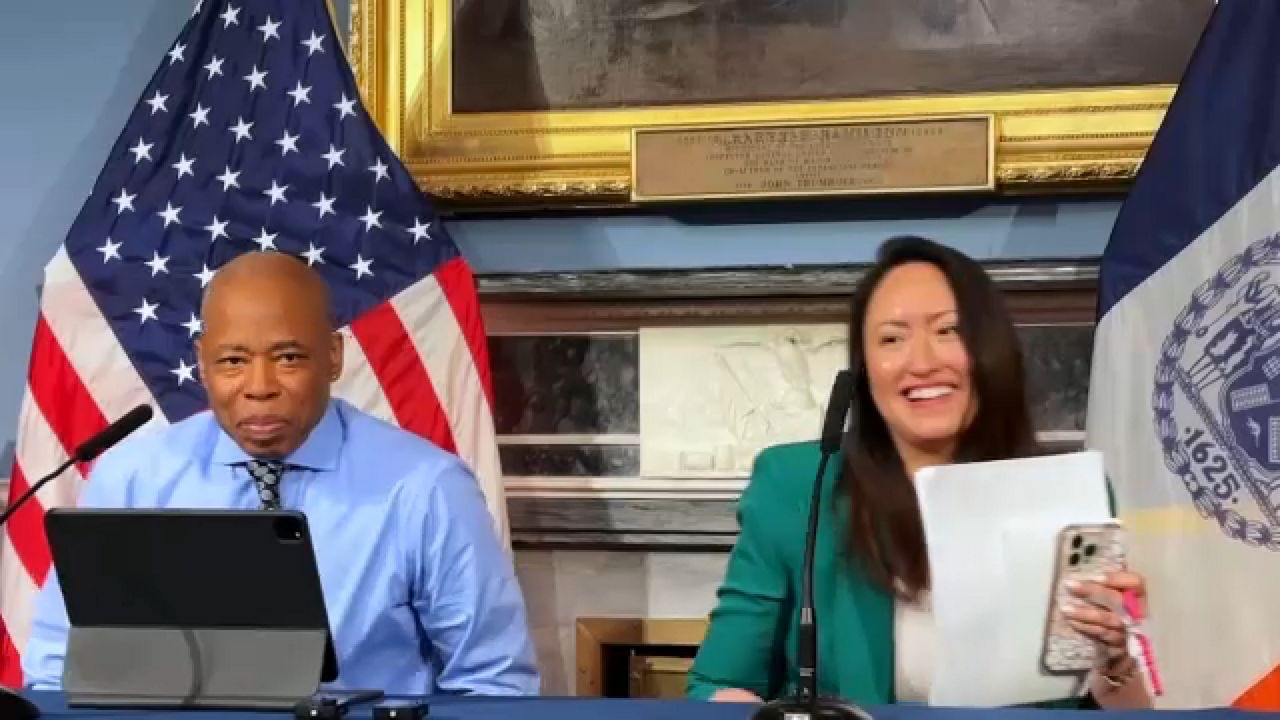 El alcalde Eric Adams junto a la canciller de Educación, Melissa Aviles-Ramos.
