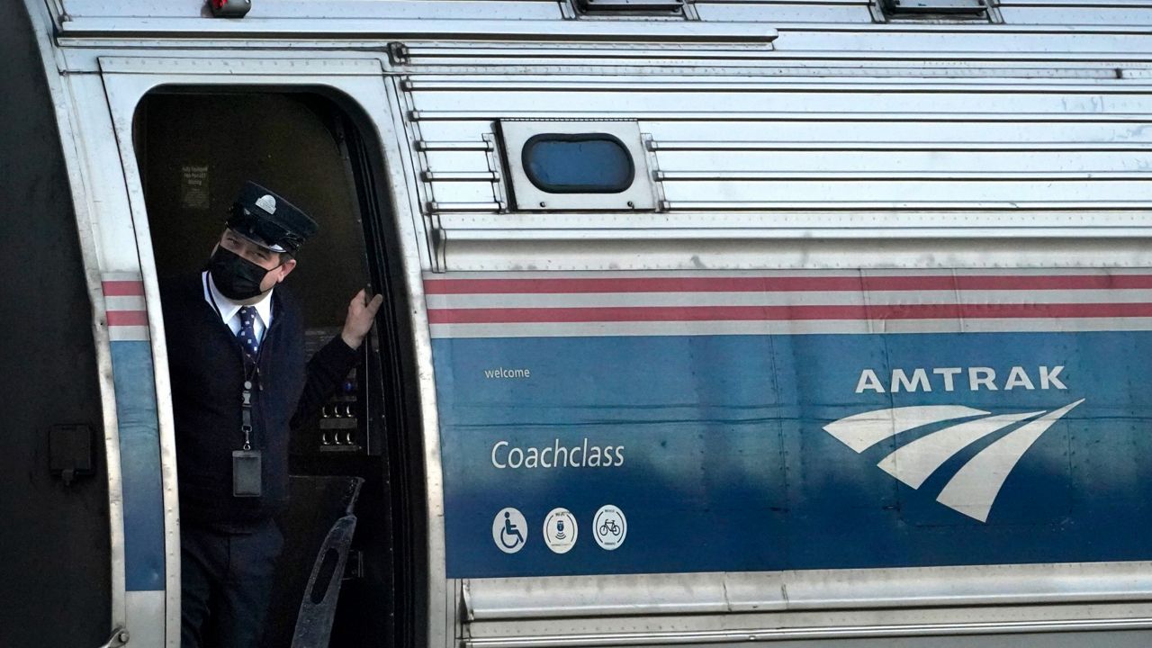 boston-to-dc-train-with-106-on-board-stuck-in-nyc-for-hours