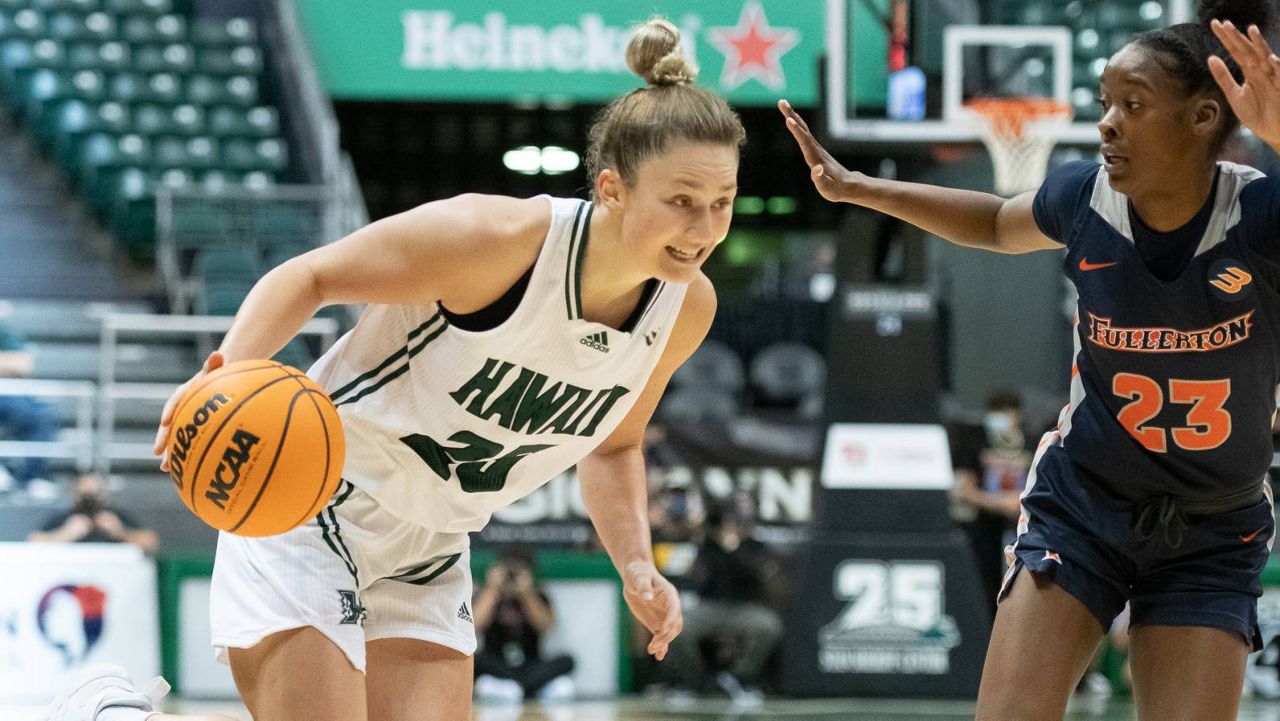 Hawaii alumna Amy Atwell, seen during the 2021-22 season against Cal State Fullerton, provided a spark for the Los Angeles Sparks in their final preseason game on Saturday.