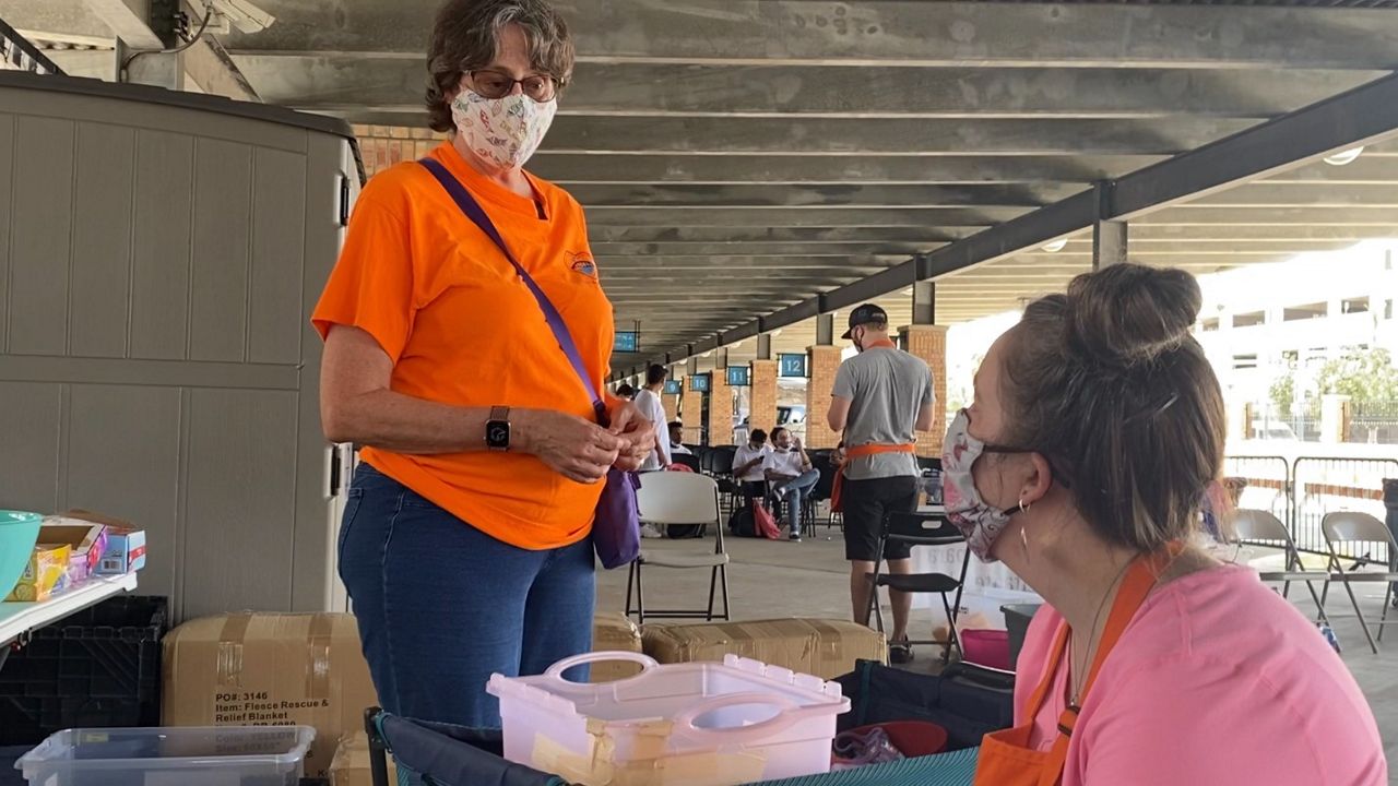 Andrea Rudnik en coordinación con un voluntario.  (Spectrum News 1 / Adolfo Muniz)