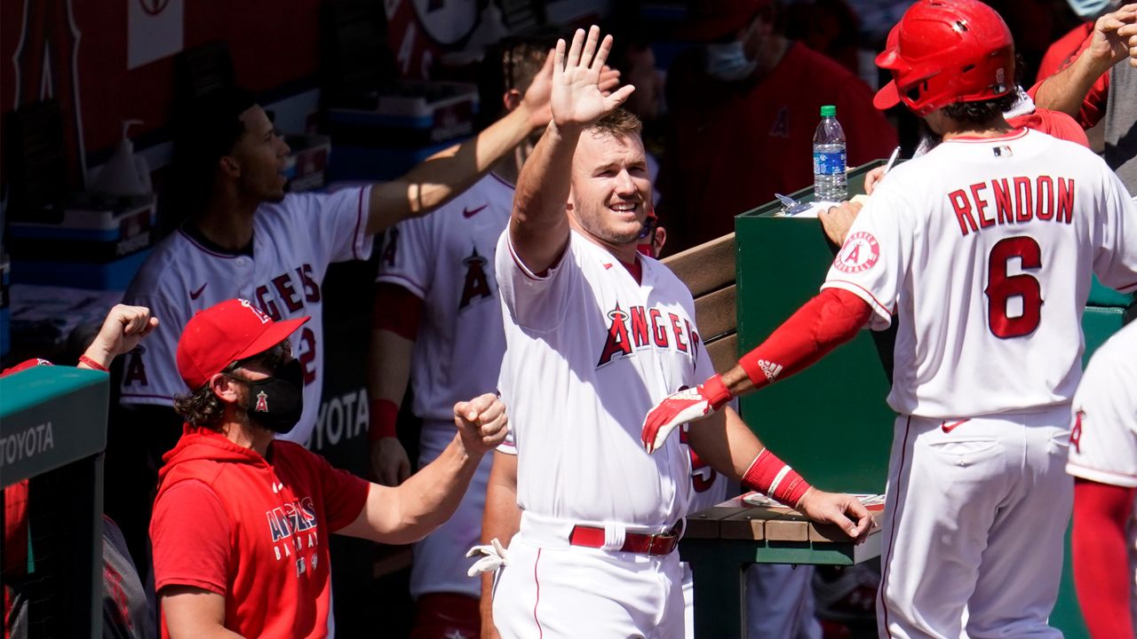 Fans, teammates keep mistaking Mike Trout, other Angels OF