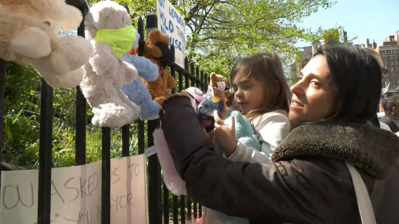 Protestan contra mandato de mascarillas en menores de 5 años