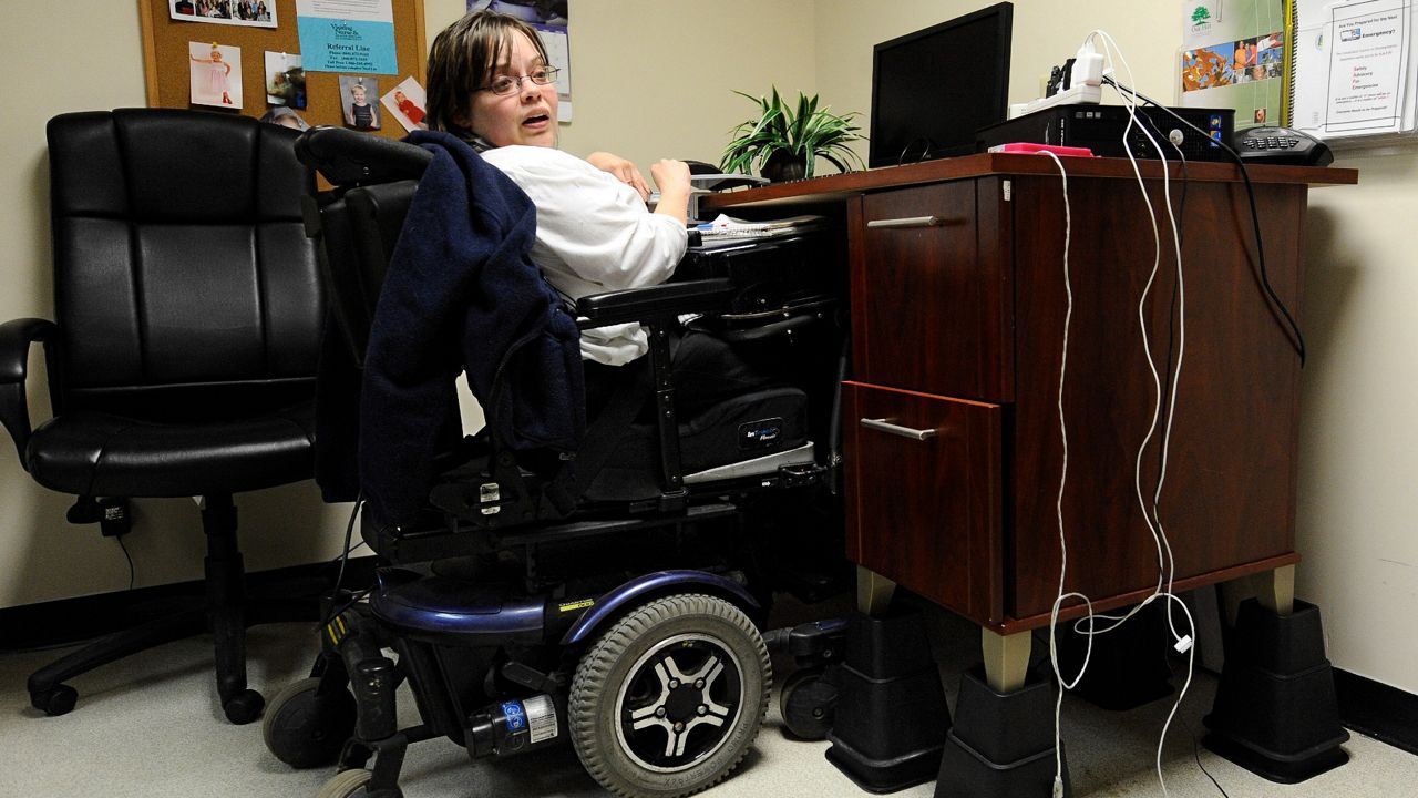 Профессиональная реабилитация инвалидов. Рабочее место для людей с ограниченными возможностями. Оснащение рабочего места инвалидов. Оснащение рабочего места инвалидов. Рабочее место для людей с ограниченными возможностями.