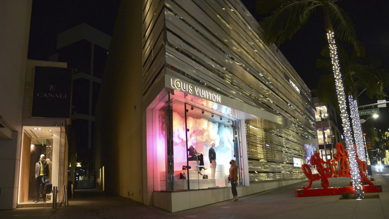 Louis Vuitton store robbed on Rodeo Drive in Beverly Hills