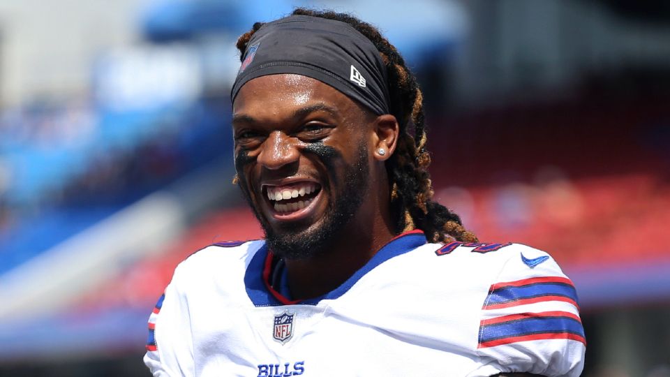 Bills' Hamlin attends 1st game since collapse, waves to fans