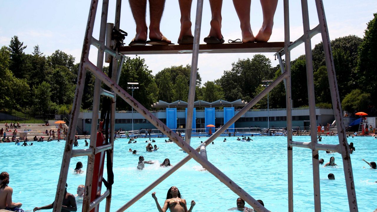 霍楚尔公布扩大安全游泳计划的举措