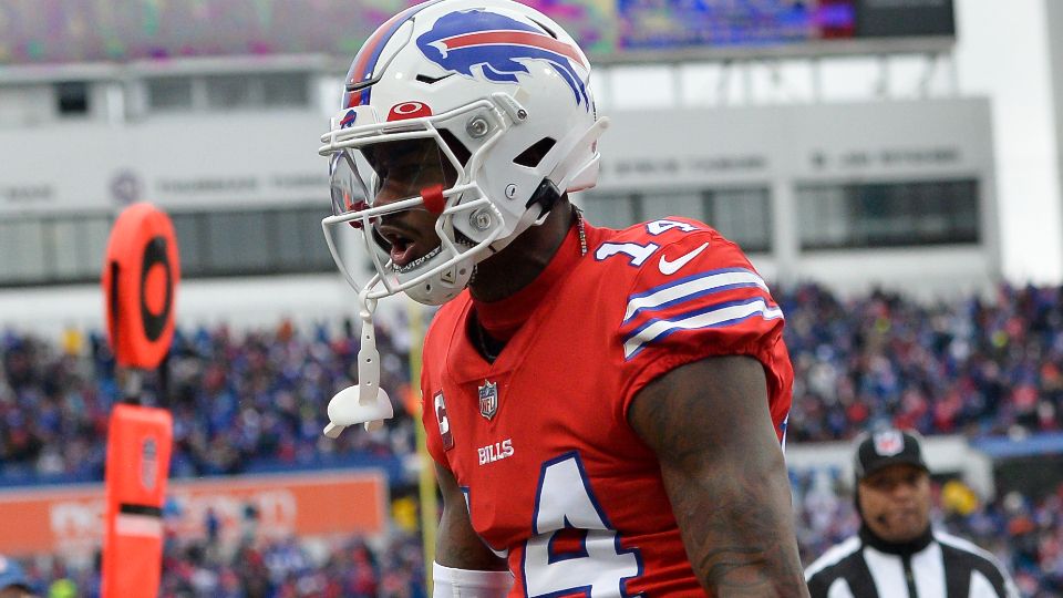 Bills' Diggs, Brown pay back fan for spilled beer