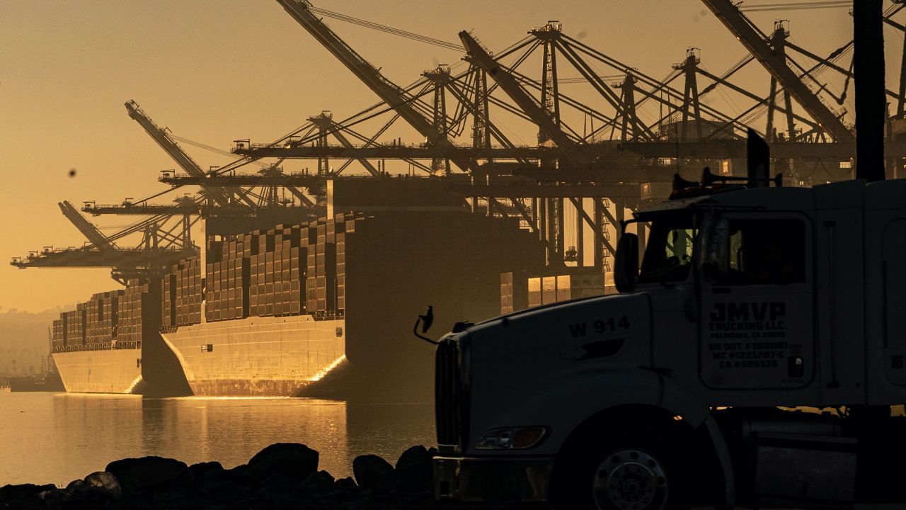 Contract talks near for thousands of West Coast dockworkers