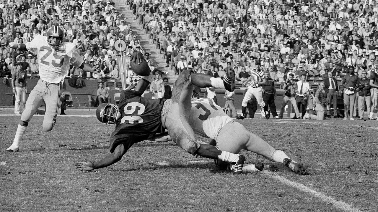 Southern California fullback Sam Cunningham (39) is brought down by Washington State's Eric Johnson after picking up 16 yards at the Los Angeles Coliseum in Los Angeles on Nov. 6, 1971. (AP Photo/David F. Smith)