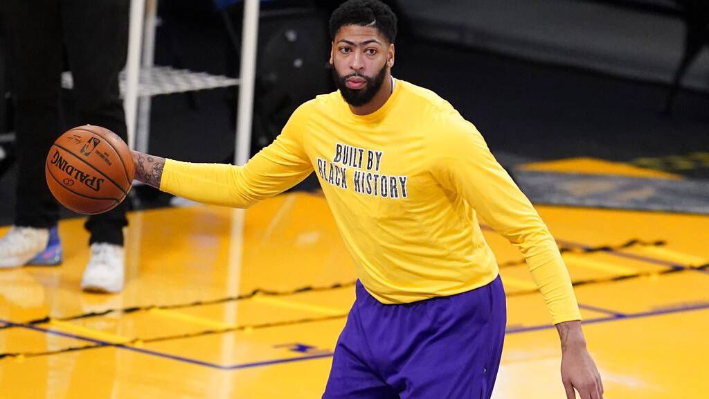 Lakers' Anthony Davis out at least 4 weeks for sprained knee