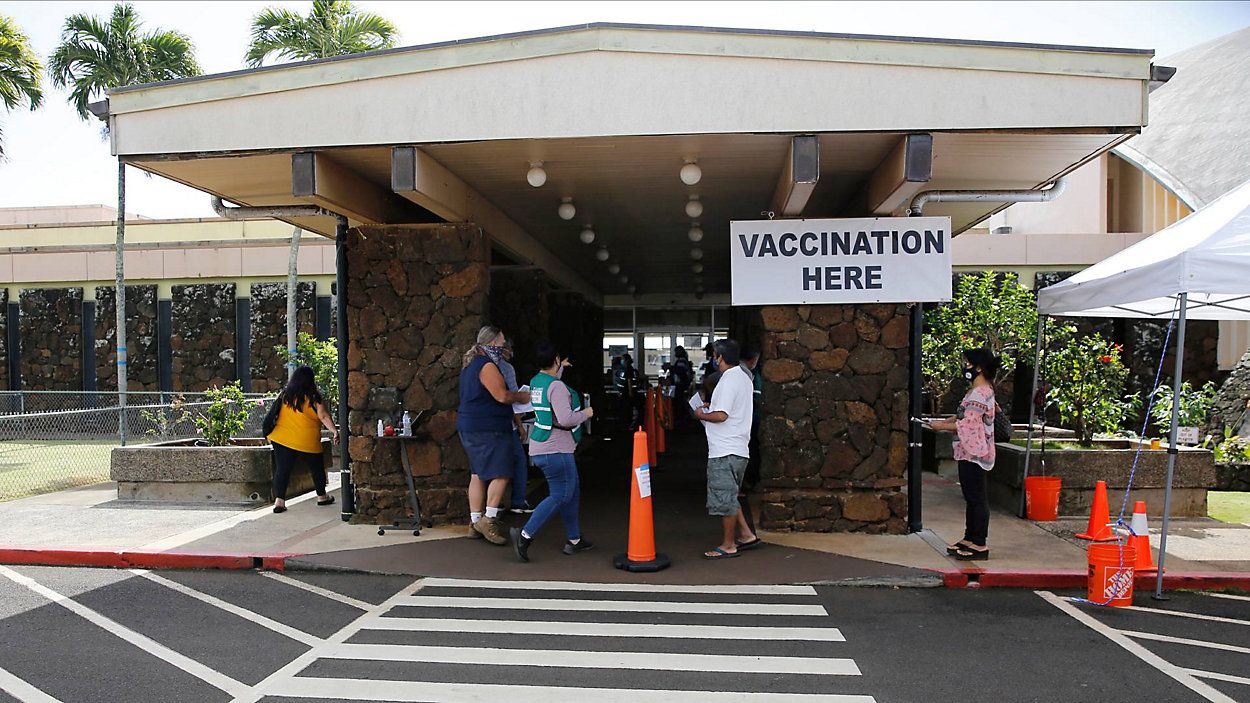 Kauai residents lined up for COVID-19 vaccinations at this Lihue venue in 2021. (Associated Press/Caleb Jones)