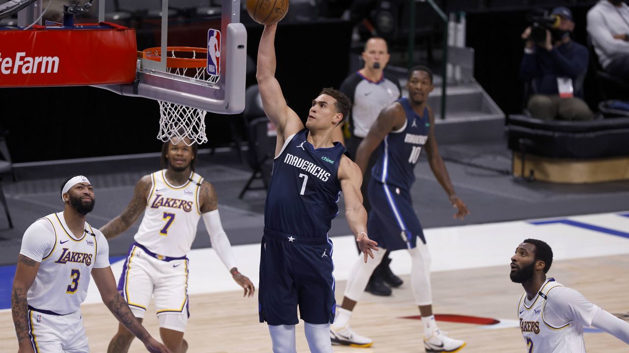 Los Angeles Lakers forward Anthony Davis (3) dunks over Dallas