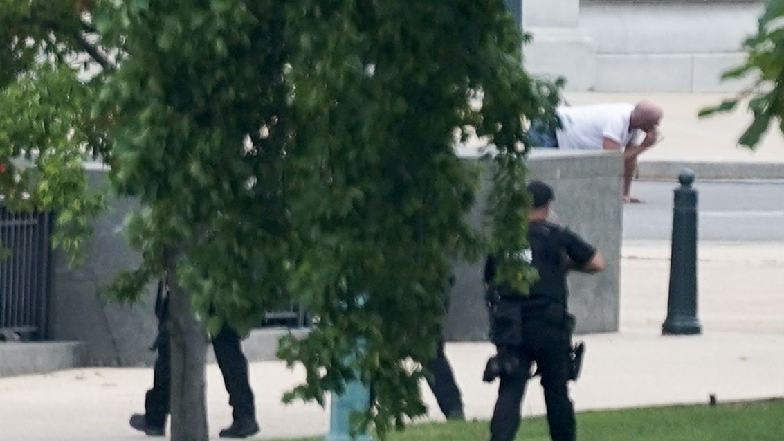 Capitol Hill bomb threat suspect surrenders to authorities