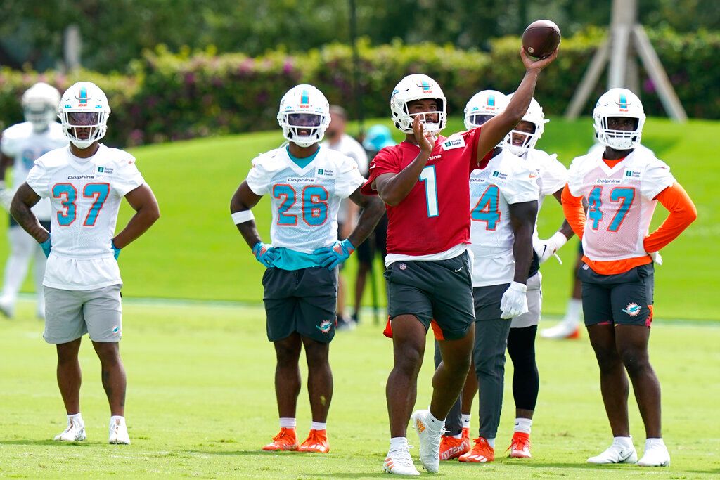 Dolphins camp: Tua Tagovailoa throws long TD to Tyreek Hill