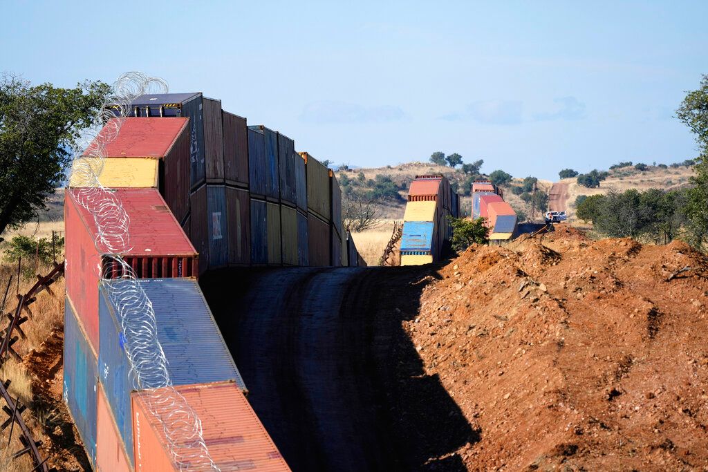 Gov.  federal sues Arizona over border containers