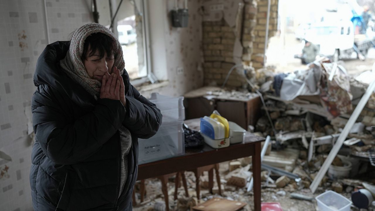 Bei einem neuen Sperrfeuer russischer Luftangriffe in der Ukraine sind mindestens elf Menschen getötet worden