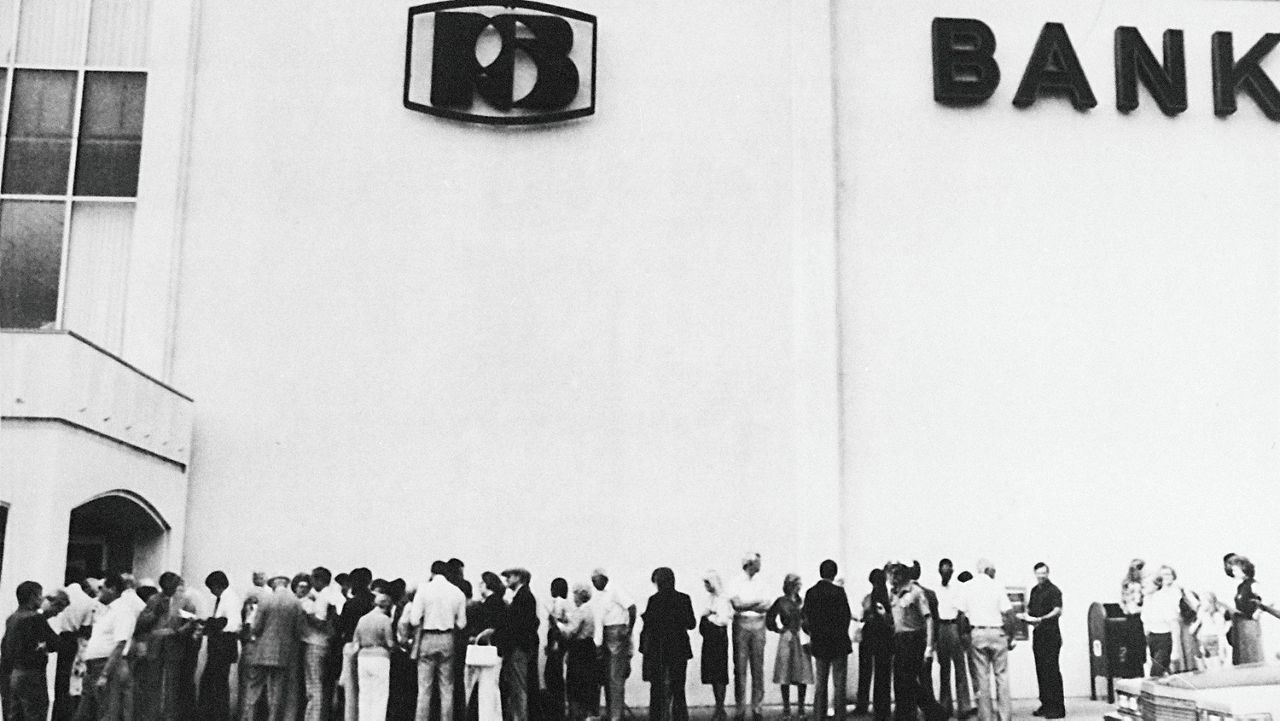 Hundreds of customers of the insolvent Penn Square Bank line up to withdraw their money, on Tuesday July 6, 1982, in Oklahoma City after federal officials closed the bank. (AP Photo)