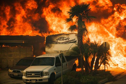 El fuego consume una casa en el condado de Ventura en el Sur de California.