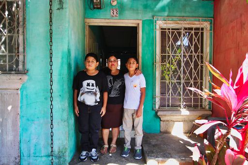 Flor Tovar y sus dos hijos en El Salvador.