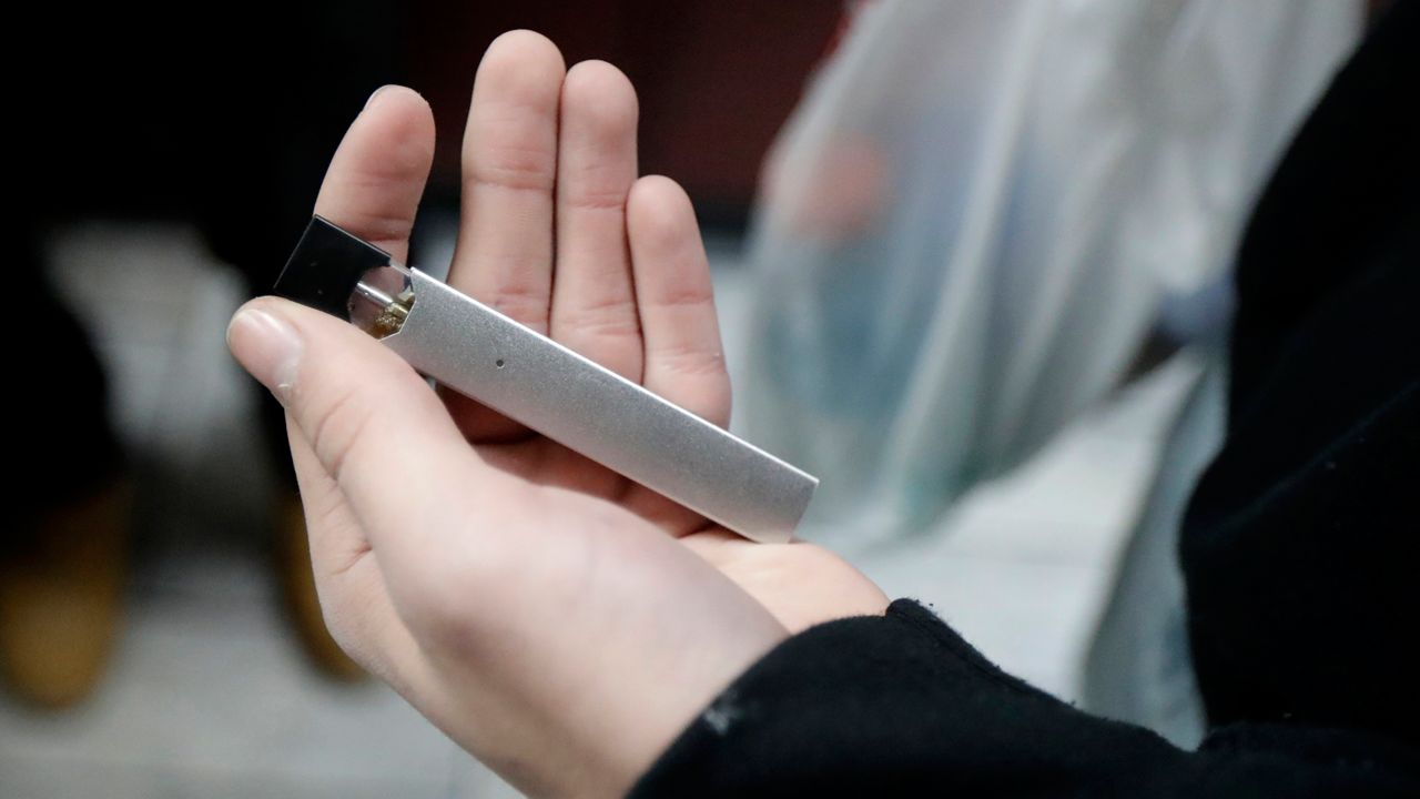 纽约学校和家长寻找方法遏制青少年吸电子烟的现象