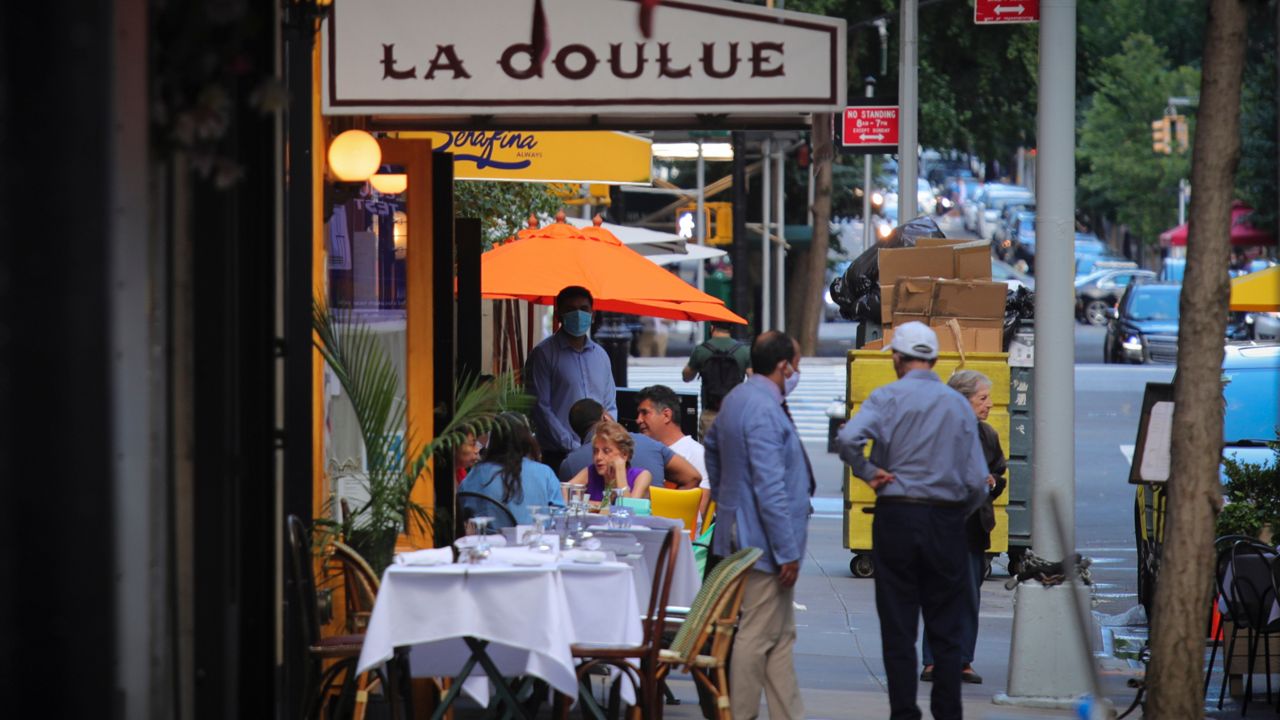 Aumentan las calles abiertas y restaurantes al aire libre en NYC