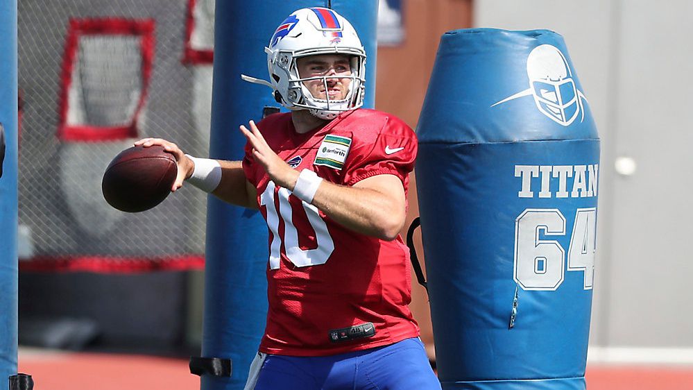 Tre'Davious White, Mitch Morse, Ty Nsekhe practicing for Buffalo