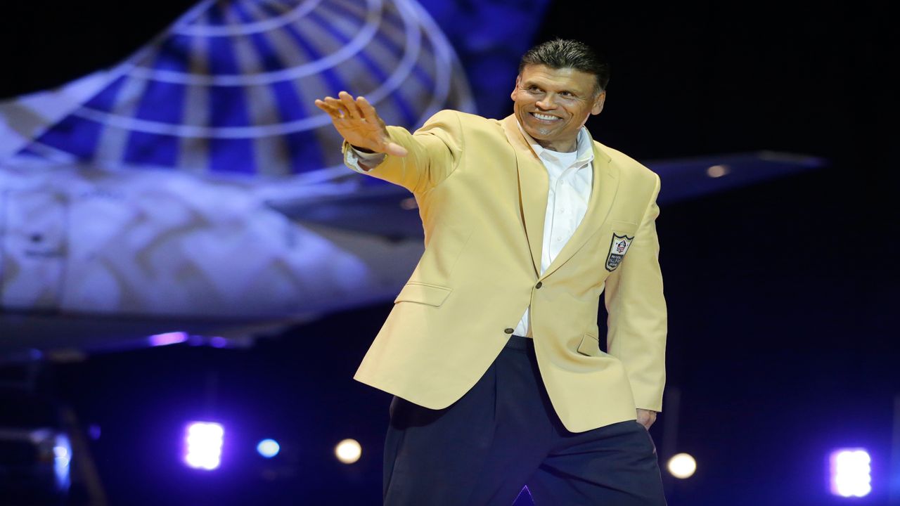 Pro Football Hall of Famer Anthony Muñoz talks to Maulers at practice