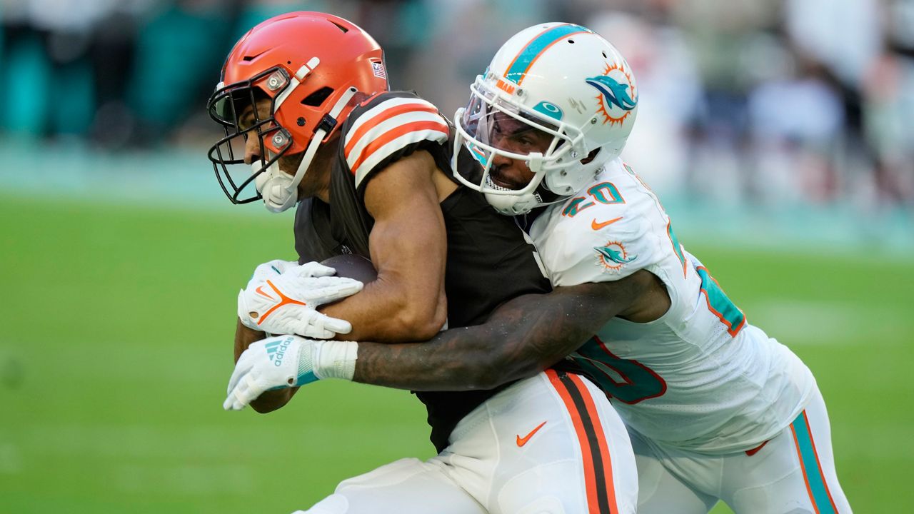 Tagovailoa, Dolphins roll over Browns 39-17