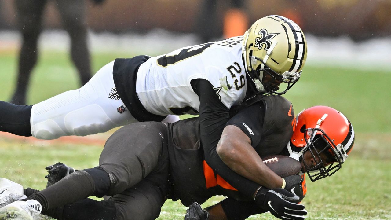 Saints overcome deficit, bitter cold to beat Browns 17-10