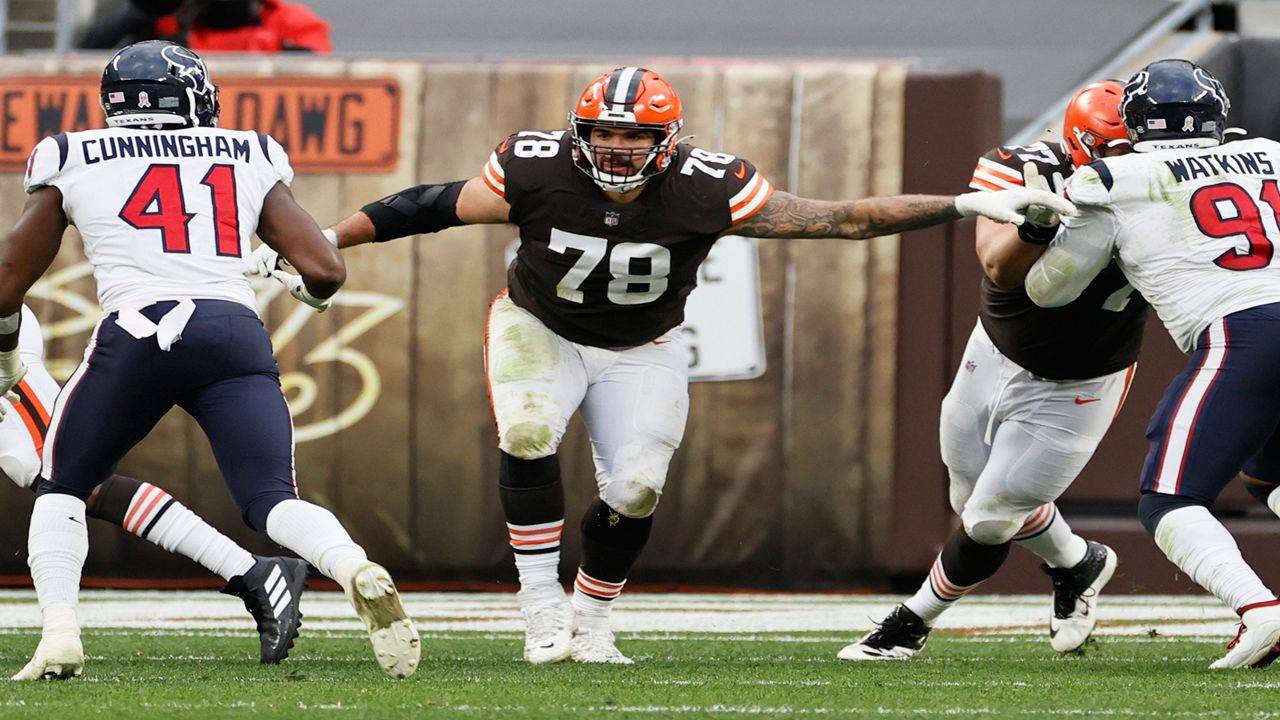 Cleveland Browns coach Kevin Stefanski and two players test positive for  coronavirus, NFL News