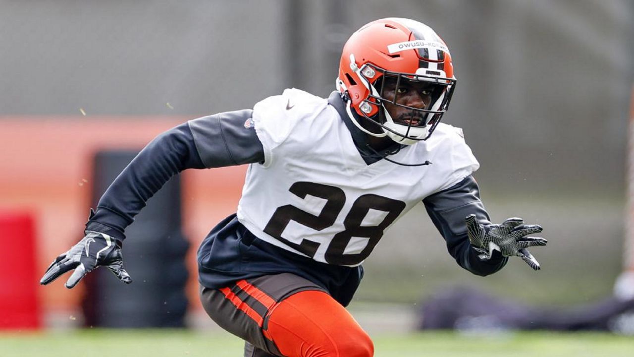 Cleveland Browns linebacker Jeremiah Owusu-Koramoah (28) and