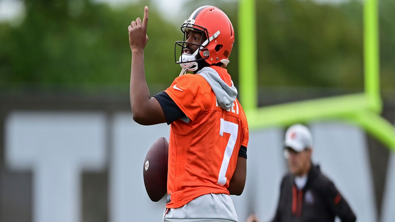 Cleveland Browns quarterback Jacoby Brissett looks to throw during an NFL football practice in Berea, Ohio, Sunday, Aug. 14, 2022. (AP Photo/David Dermer)