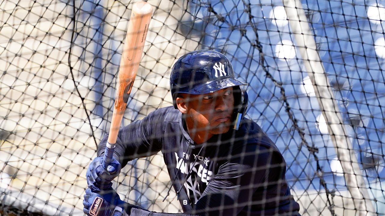 Yankees' Jeter takes batting practice in Tampa