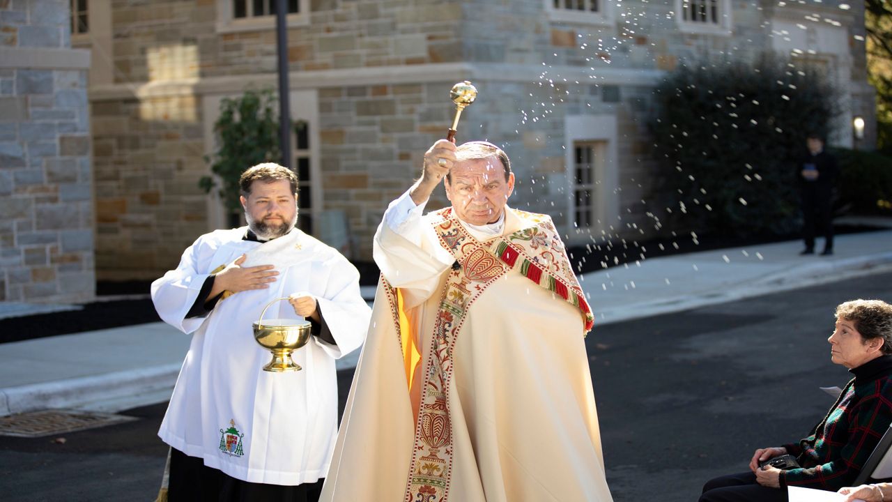 Archbishop Schnurr performs an outdoor Mass in Cincinnati