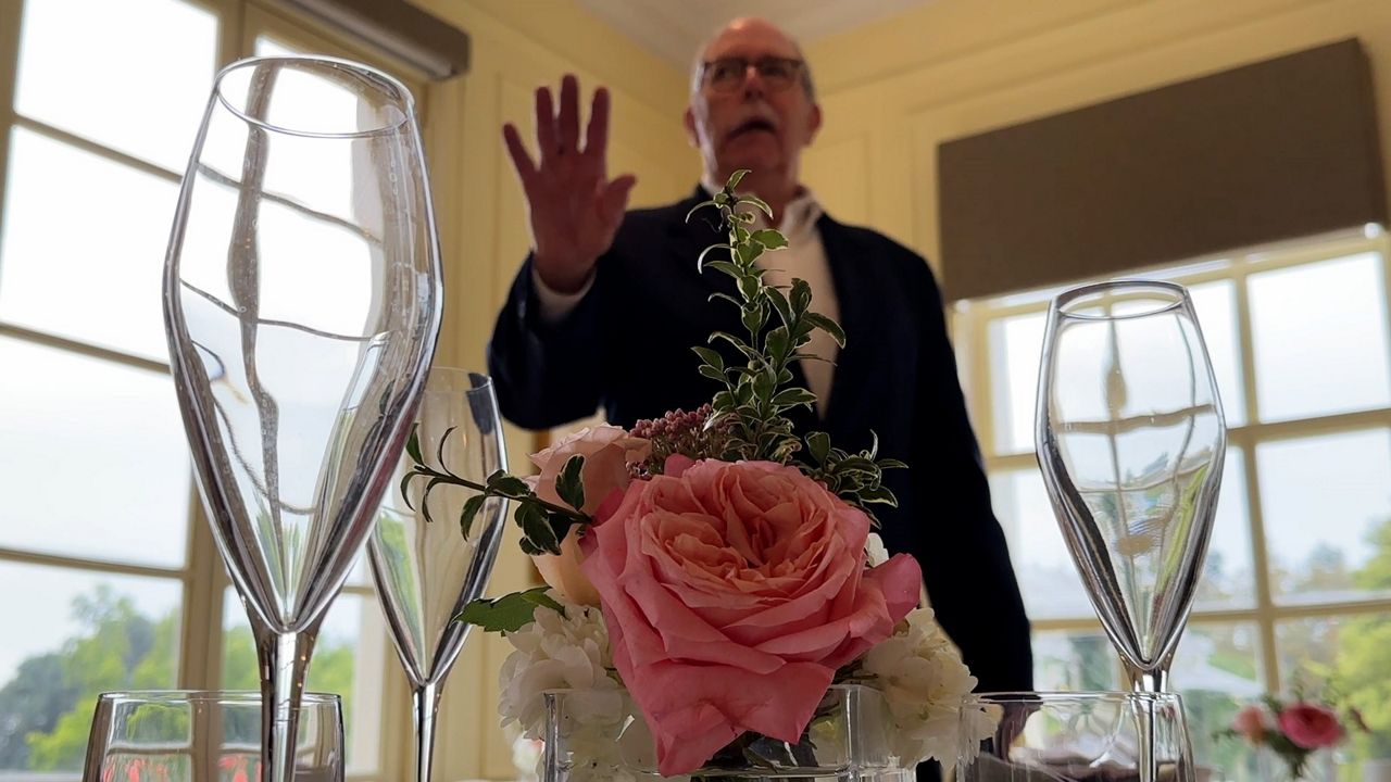 Fermati e sorseggia delle rose all’Huntington’s Rose Garden Tea Room