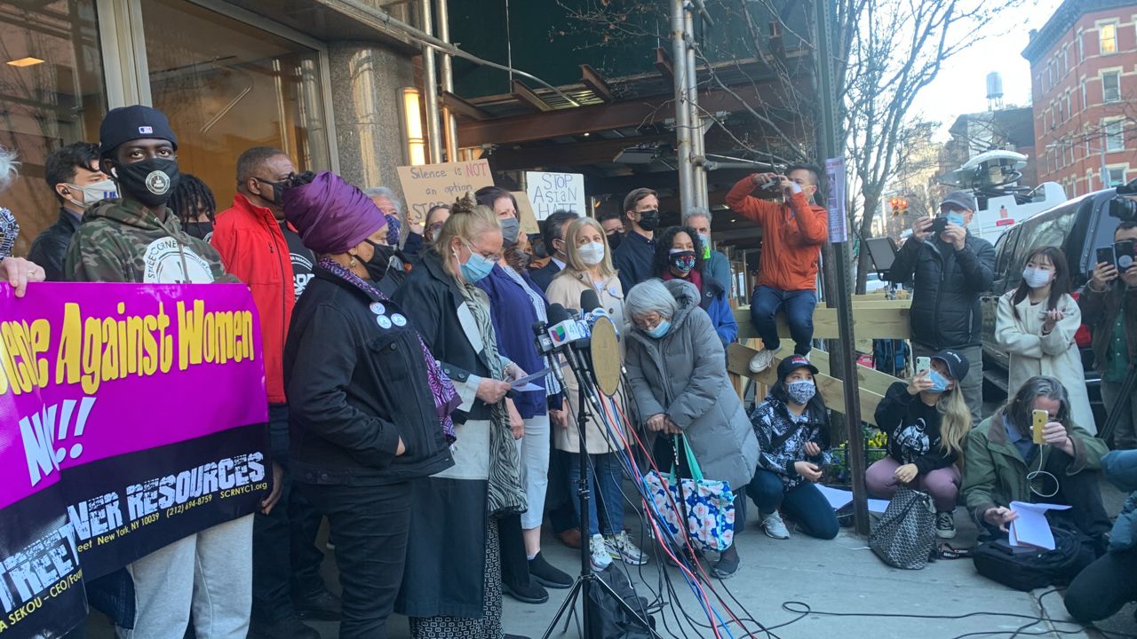 New Yorkers Stand in Solidarity After Asian Woman Beaten - Vimarsana News