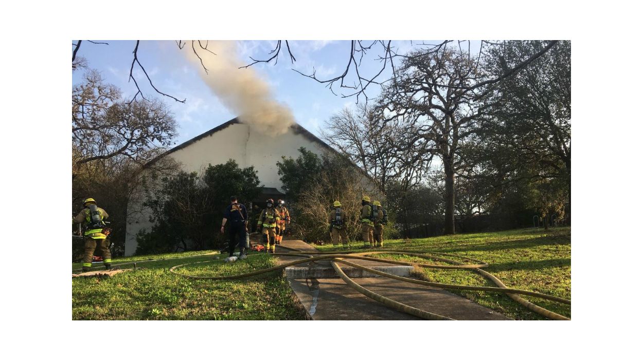 Fire destroys abandoned building in North Austin