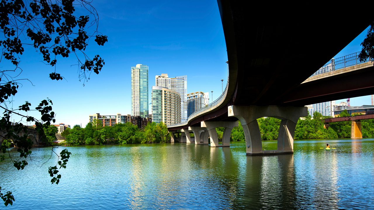 The James D. Pfluger Pedestrian and Bicycle Bridge crosses Lady Bird Lake in downtown Austin, Texas. (Getty Images)