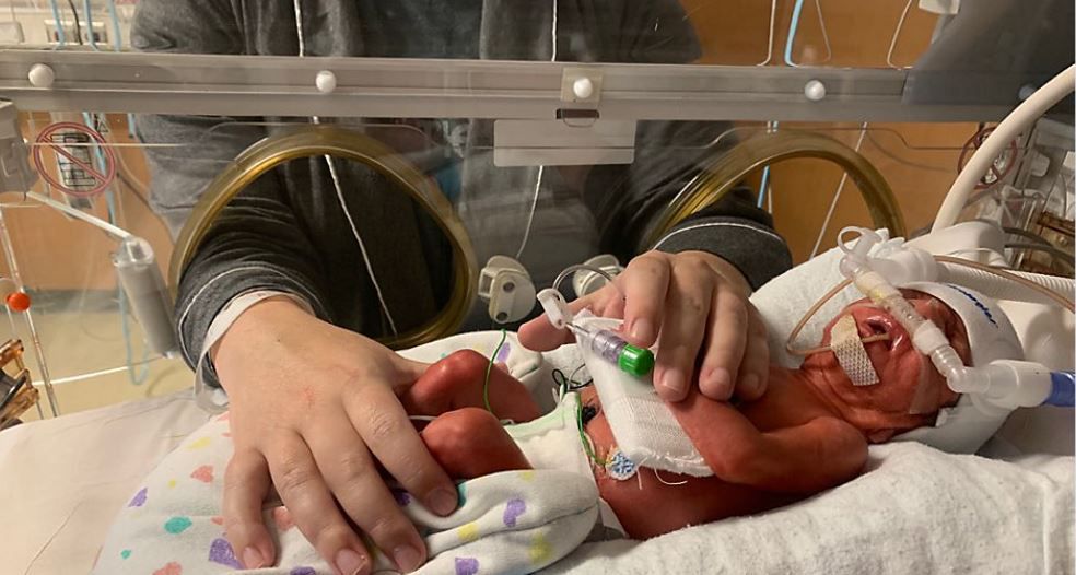 Baby born at 27 weeks comes home from NICU