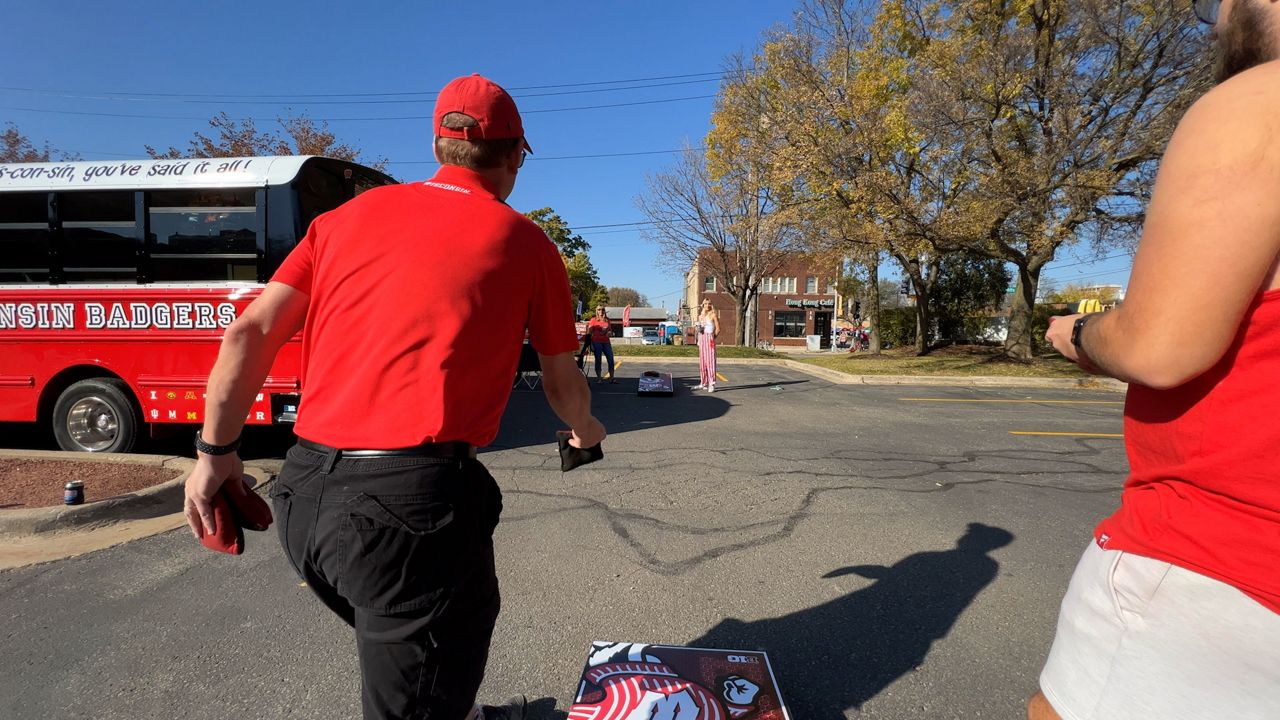 Wisconsin fans create bus dedicated to the Badgers
