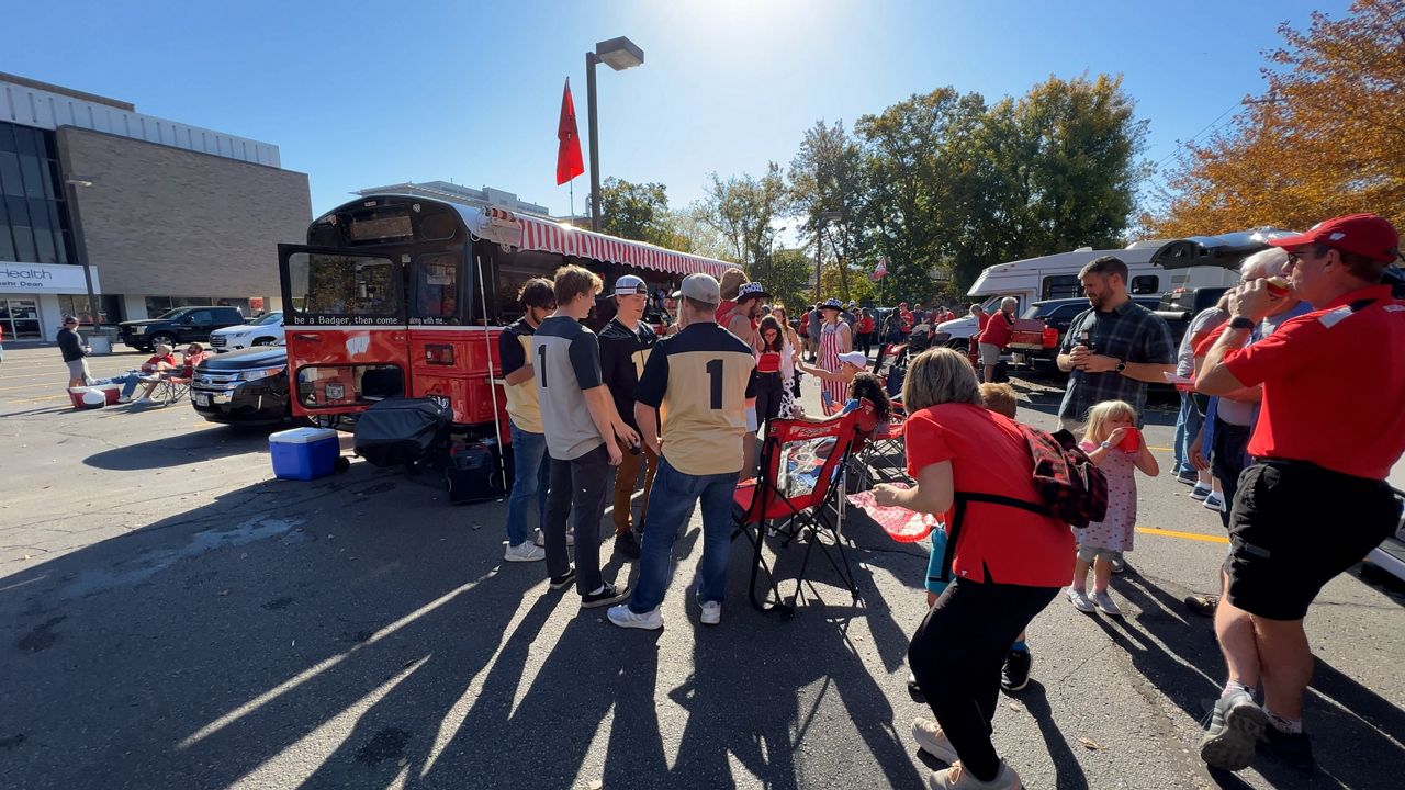 Wisconsin fans create bus dedicated to the Badgers
