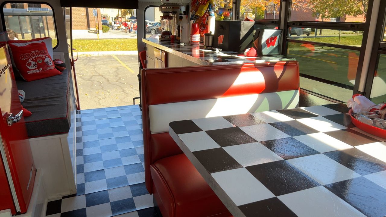 Wisconsin fans create bus dedicated to the Badgers