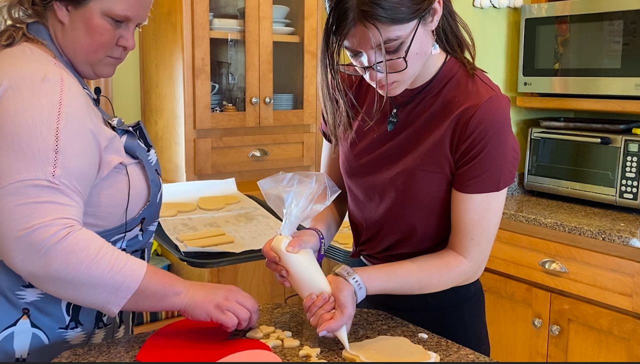 Wisconsin mother-daughter duo's home bakery flourishing - Vimarsana News