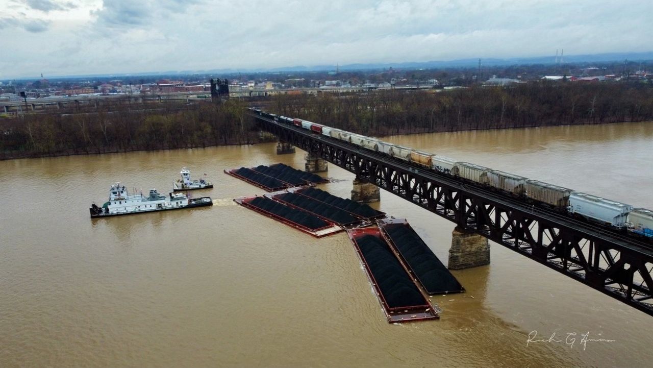 Ten coal barges break free from tow on Ohio River