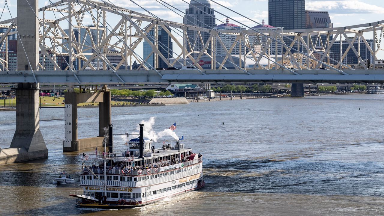 Belle of Louisville races down the Ohio River