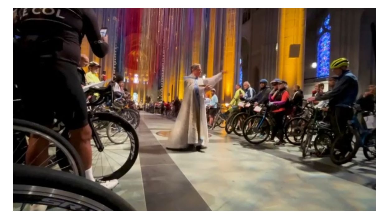 Ceremonia de bicicletas por temporada segura para ciclistas